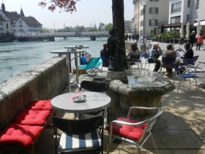 Südländisches Ambiente im Halbschatten direkt an der Aare...